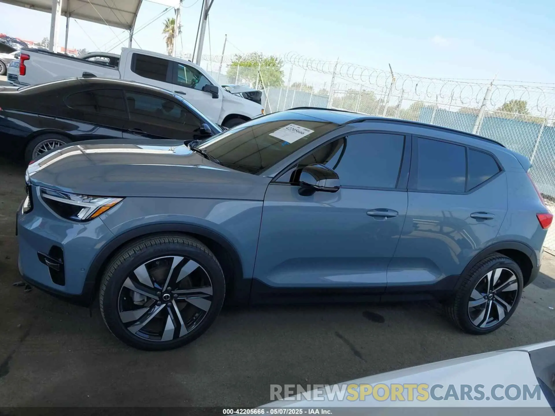 14 fotografías del automóvil dañado YV4L12UX9P2952245 VOLVO XC40 2023