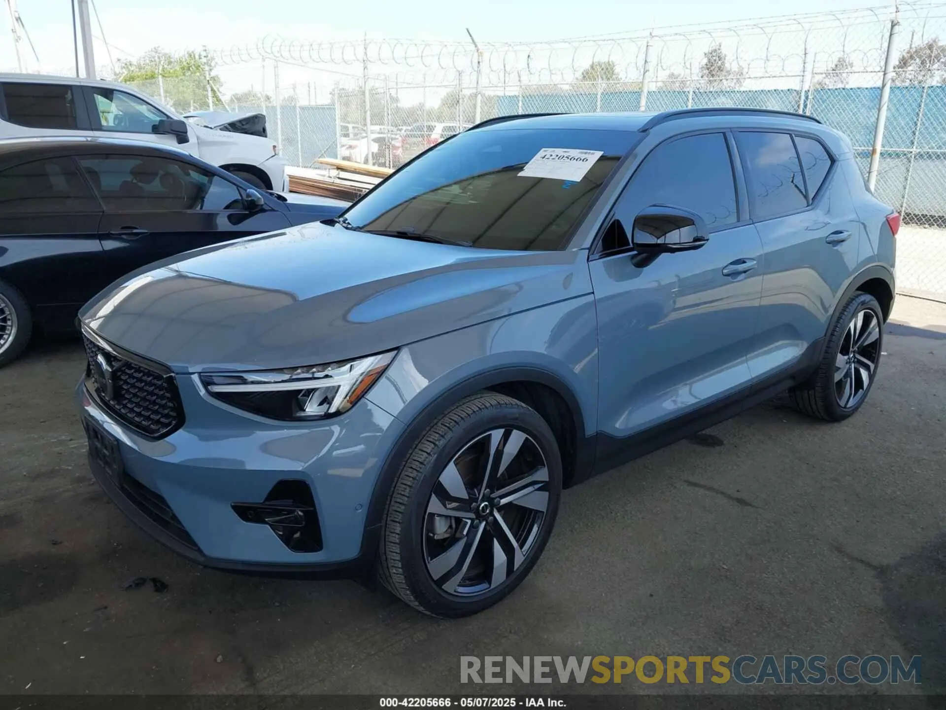 2 fotografías del automóvil dañado YV4L12UX9P2952245 VOLVO XC40 2023