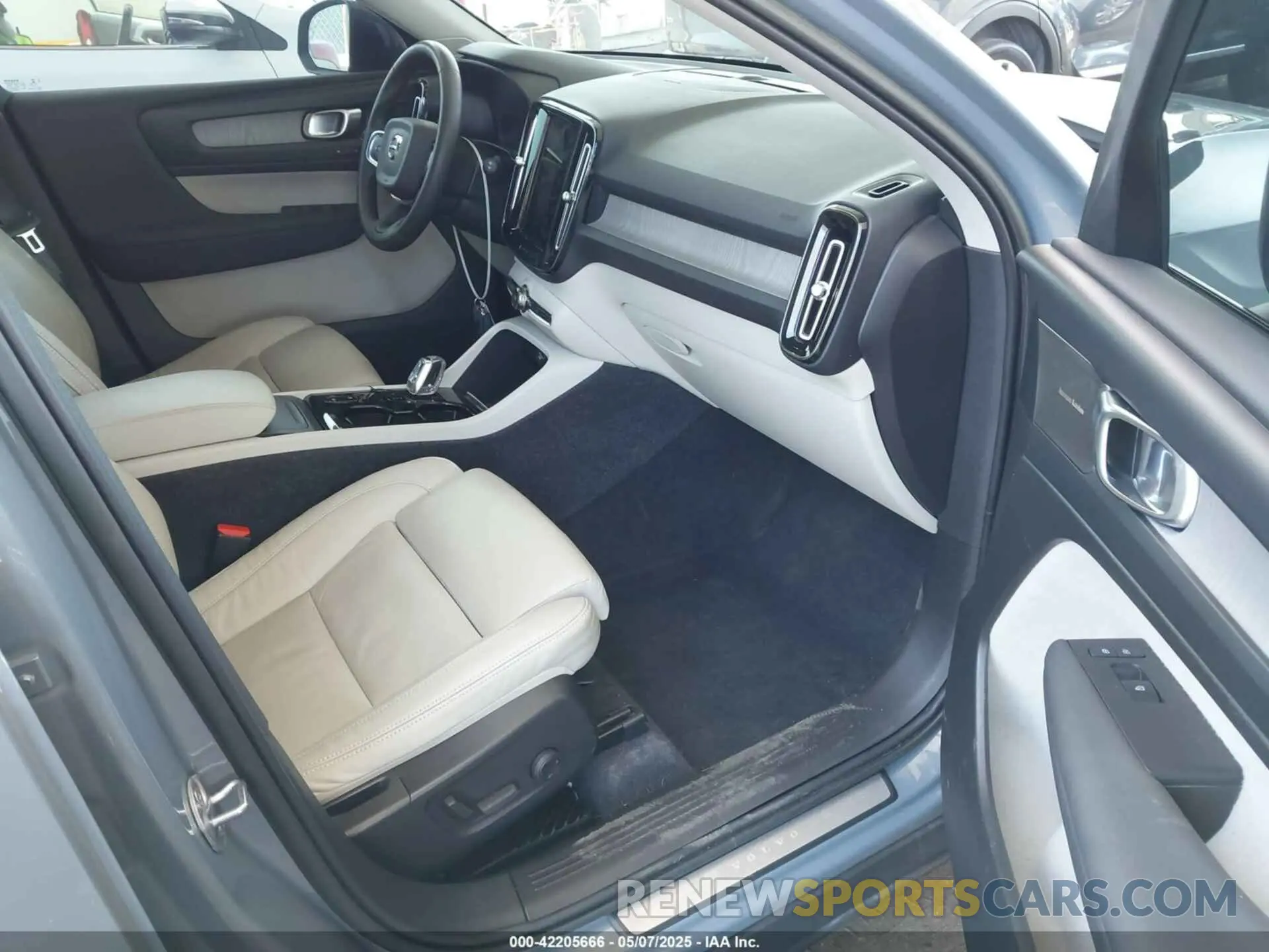5 fotografías del automóvil dañado YV4L12UX9P2952245 VOLVO XC40 2023