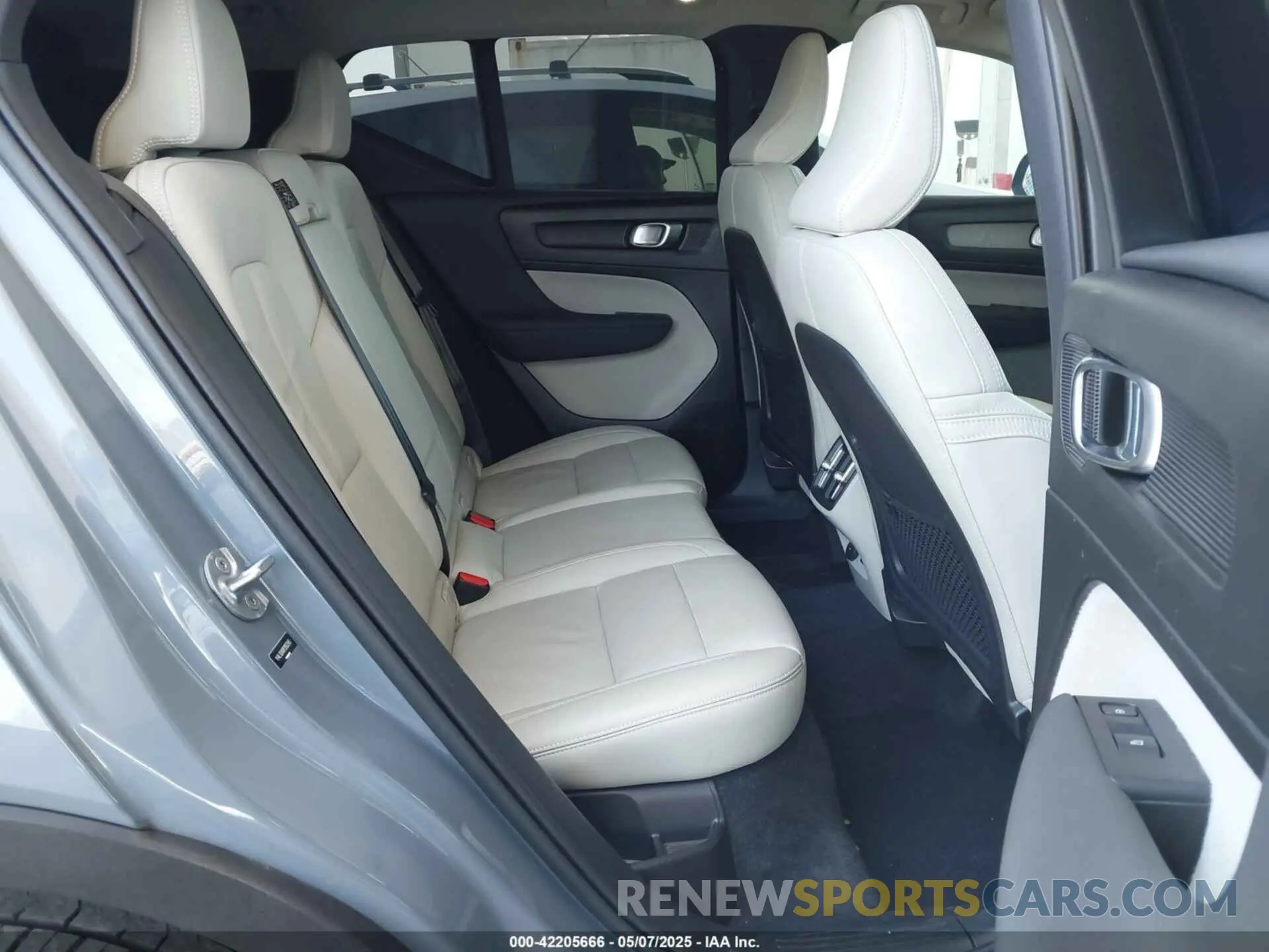 8 fotografías del automóvil dañado YV4L12UX9P2952245 VOLVO XC40 2023