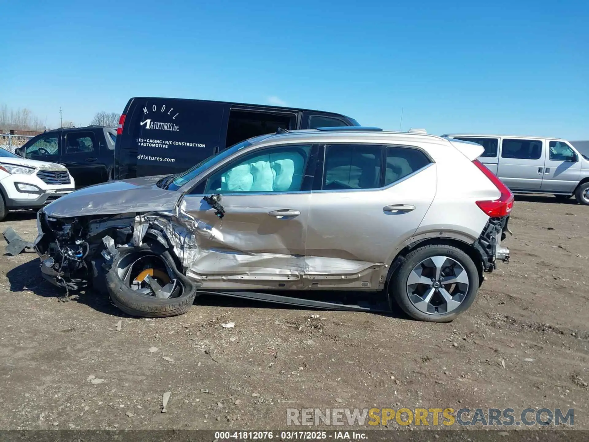 14 fotografías del automóvil dañado YV4L12UE3R2290695 VOLVO XC40 2024