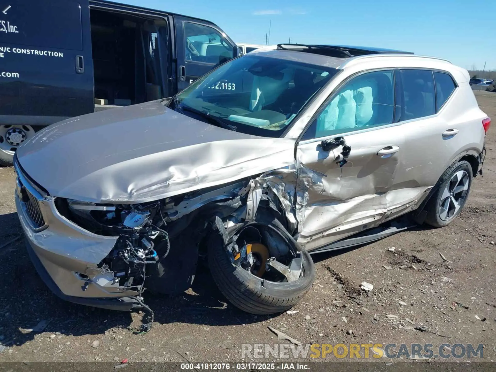 2 fotografías del automóvil dañado YV4L12UE3R2290695 VOLVO XC40 2024