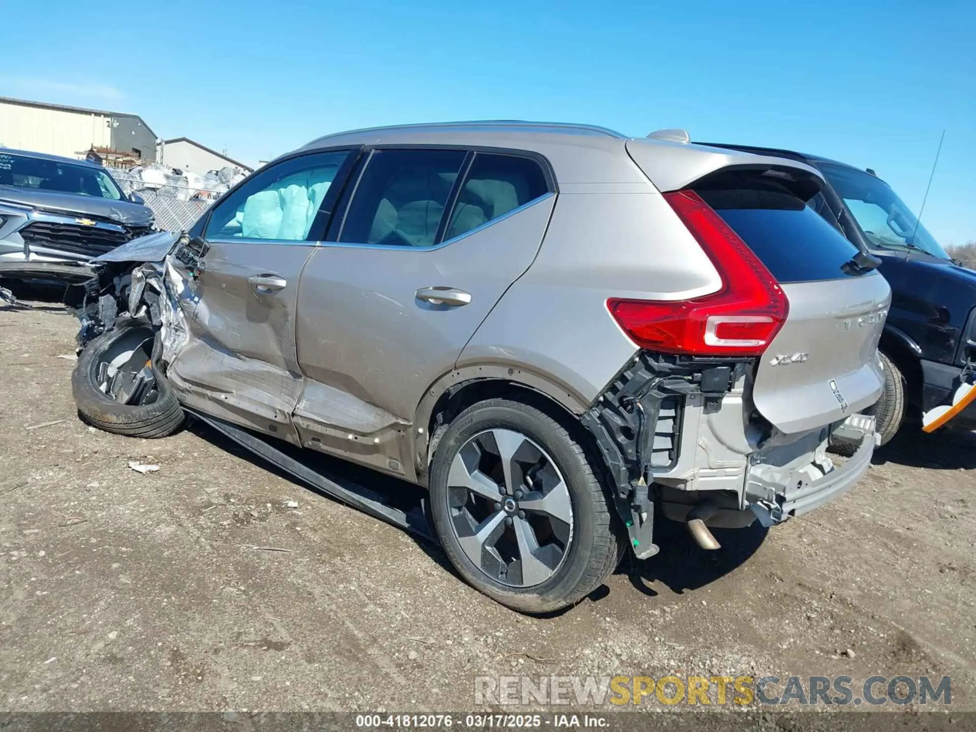 3 fotografías del automóvil dañado YV4L12UE3R2290695 VOLVO XC40 2024