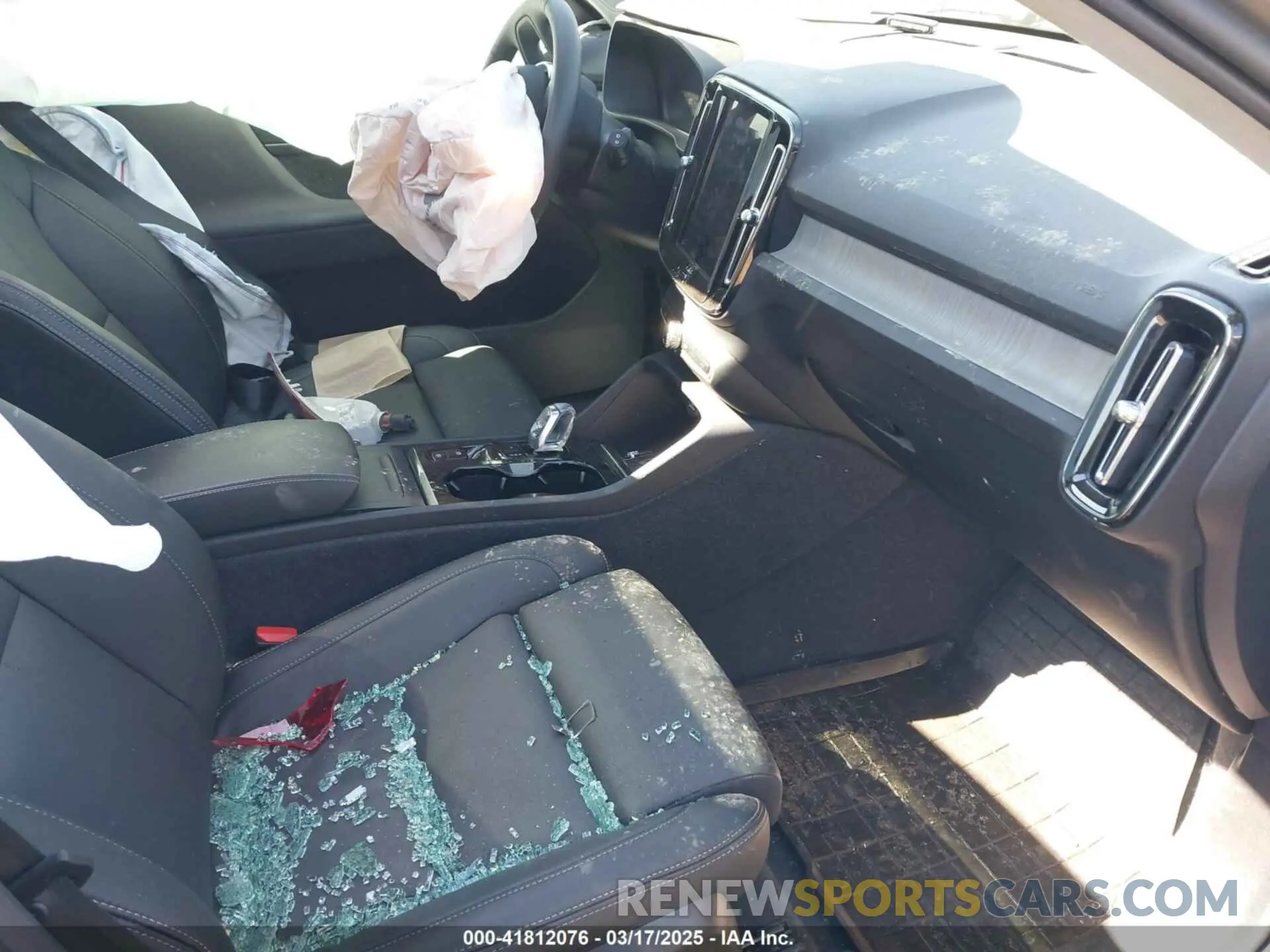 5 fotografías del automóvil dañado YV4L12UE3R2290695 VOLVO XC40 2024