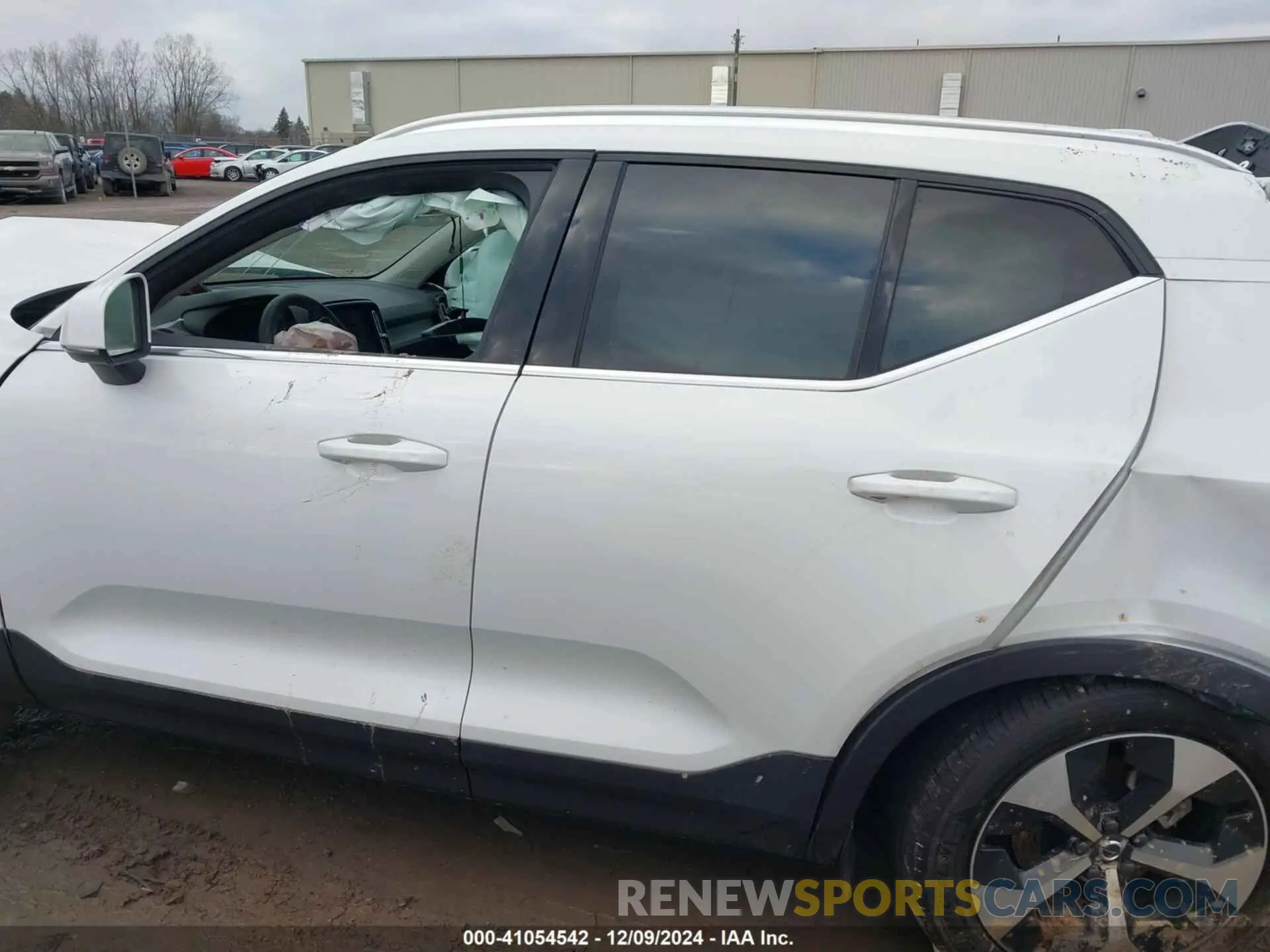 14 fotografías del automóvil dañado YV4L12UE5R2339783 VOLVO XC40 2024