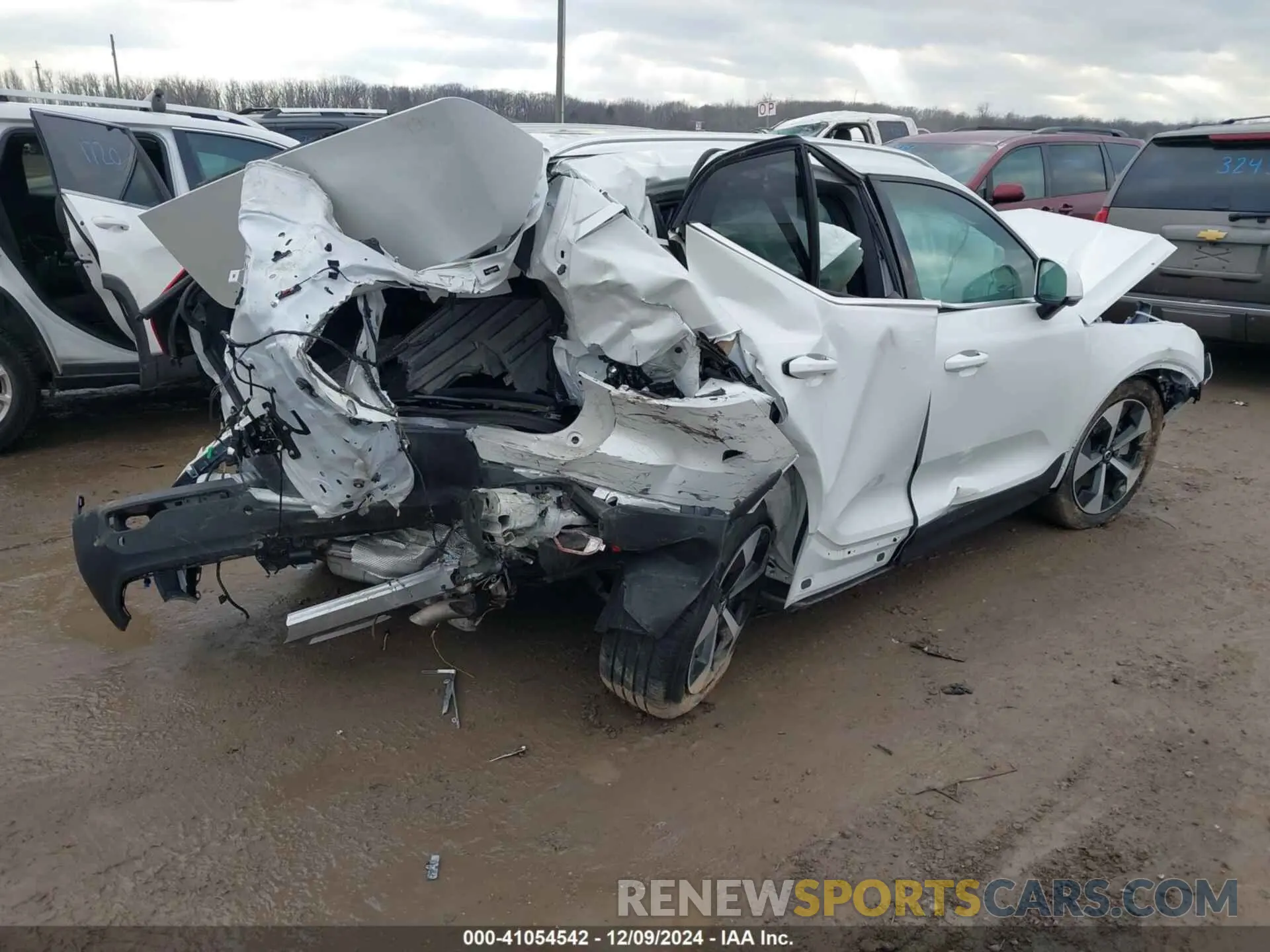 4 fotografías del automóvil dañado YV4L12UE5R2339783 VOLVO XC40 2024