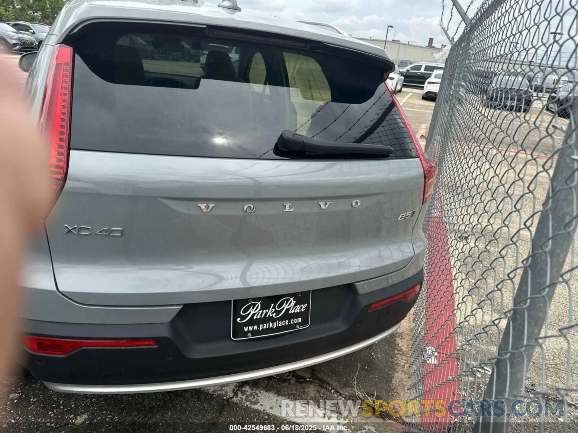 12 fotografías del automóvil dañado YV4L12UE6R2238137 VOLVO XC40 2024