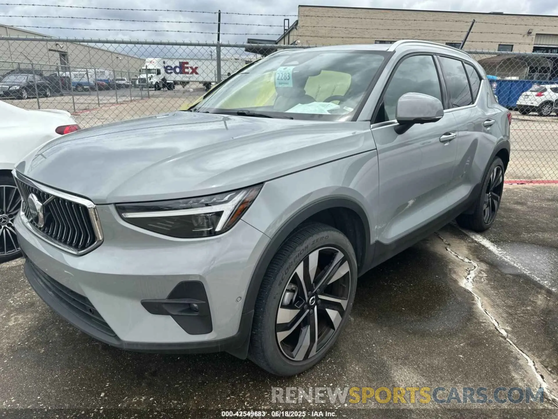 2 fotografías del automóvil dañado YV4L12UE6R2238137 VOLVO XC40 2024