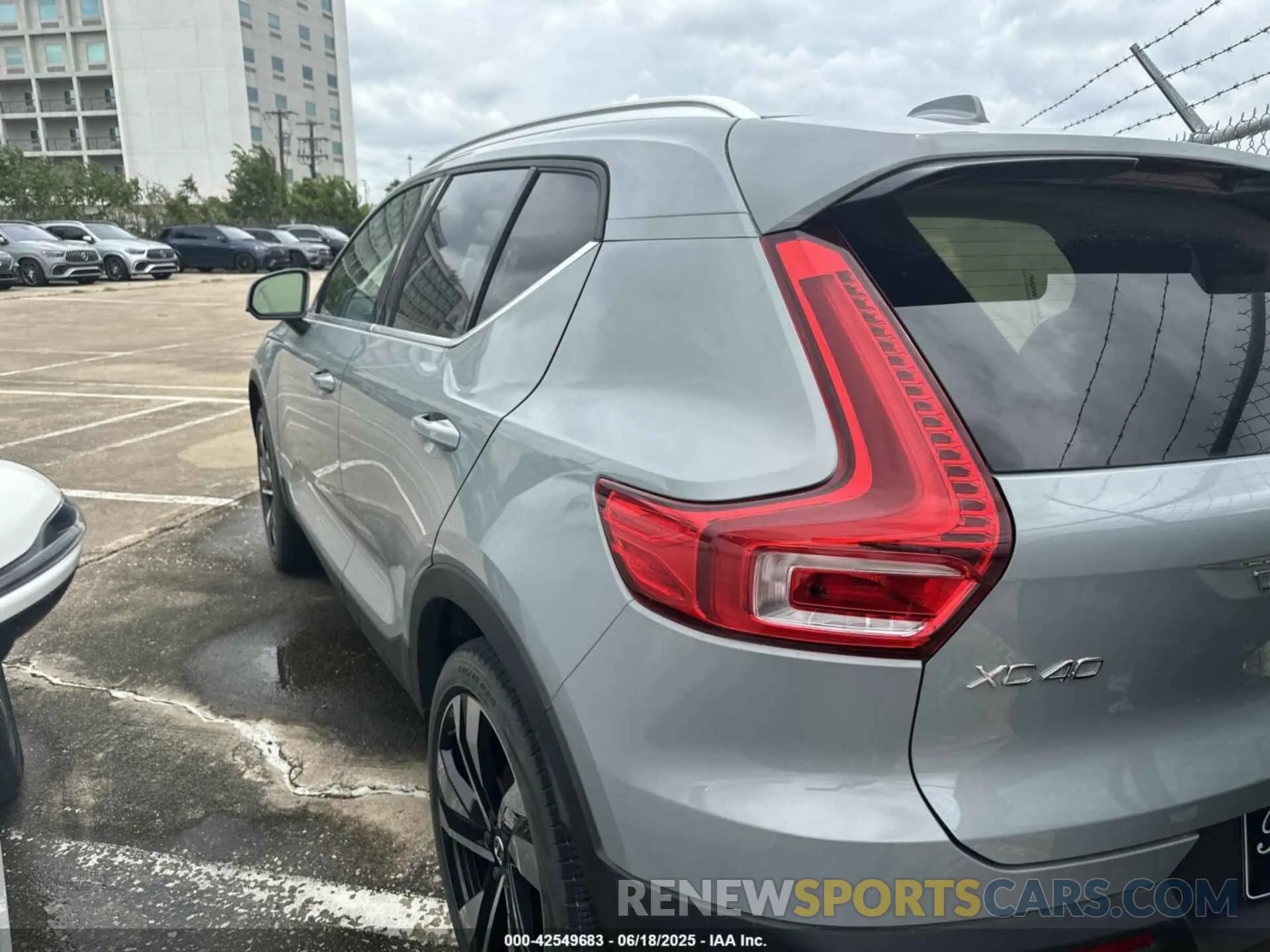 3 fotografías del automóvil dañado YV4L12UE6R2238137 VOLVO XC40 2024