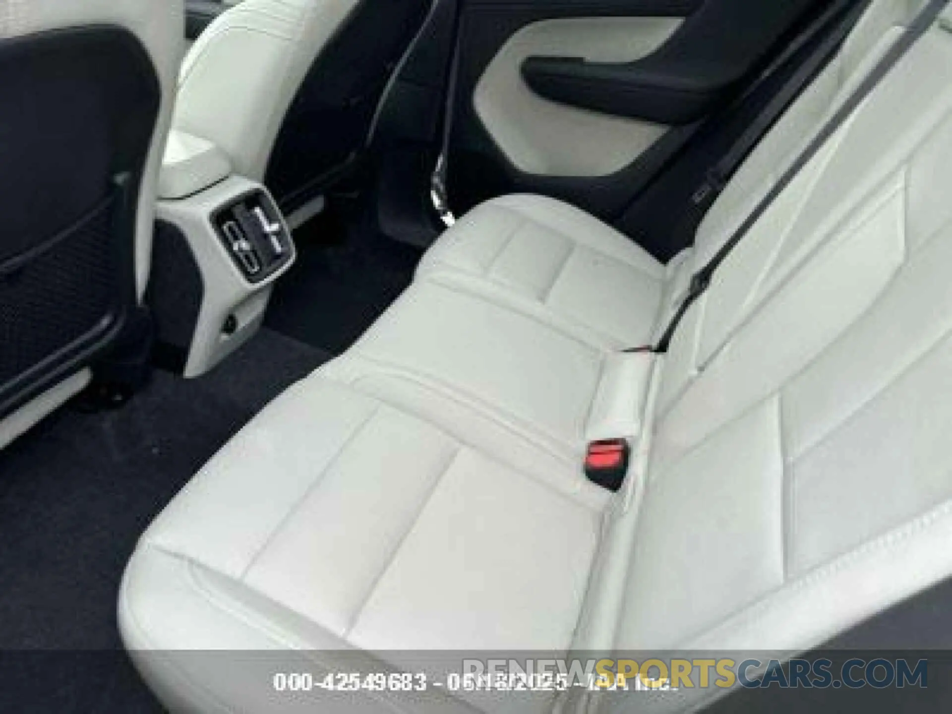 7 fotografías del automóvil dañado YV4L12UE6R2238137 VOLVO XC40 2024