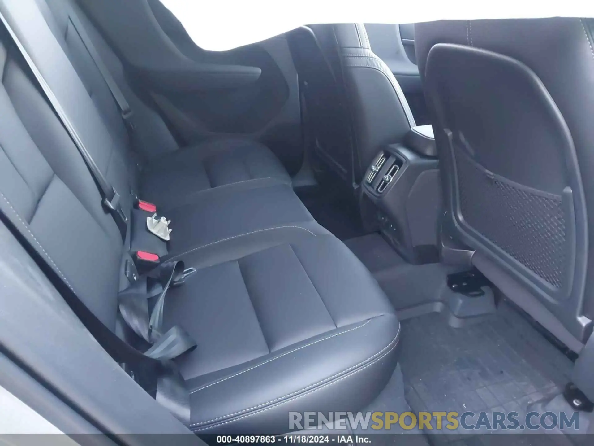 8 fotografías del automóvil dañado YV4L12UF4R2300269 VOLVO XC40 2024