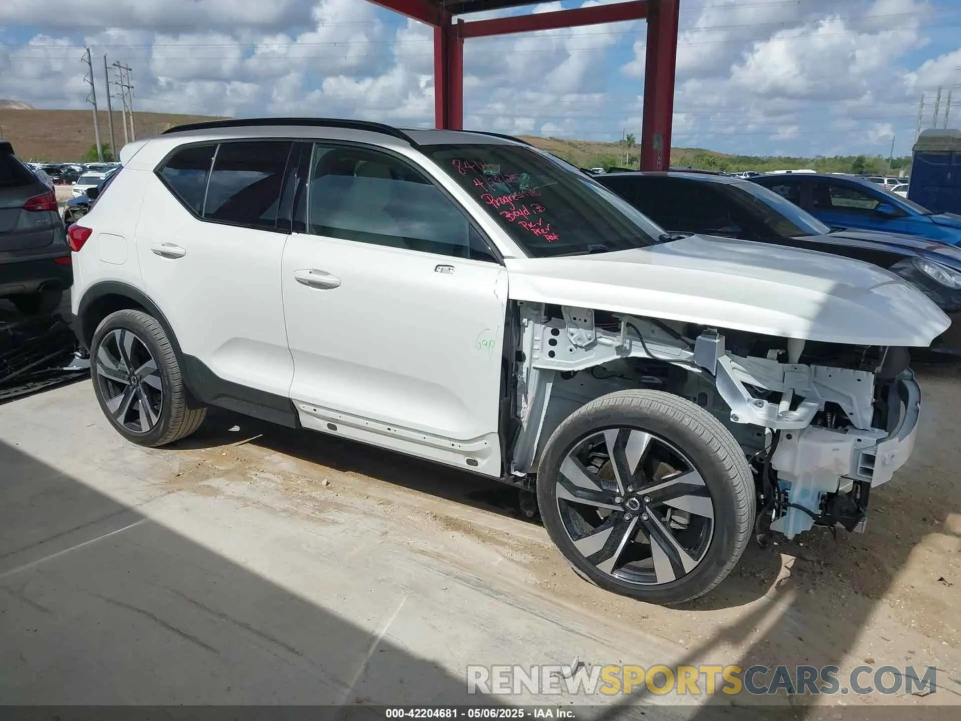 14 fotografías del automóvil dañado YV4L12UL7R2215271 VOLVO XC40 2024