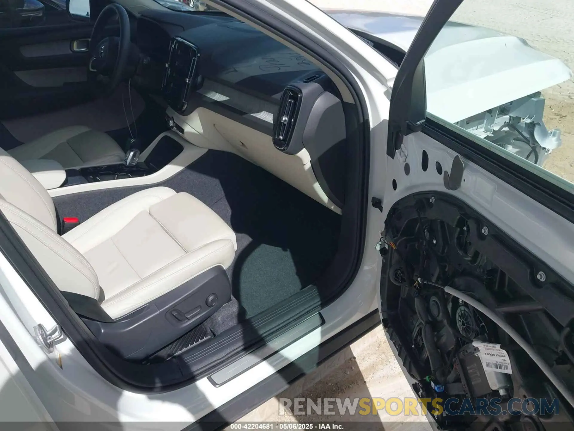 5 fotografías del automóvil dañado YV4L12UL7R2215271 VOLVO XC40 2024