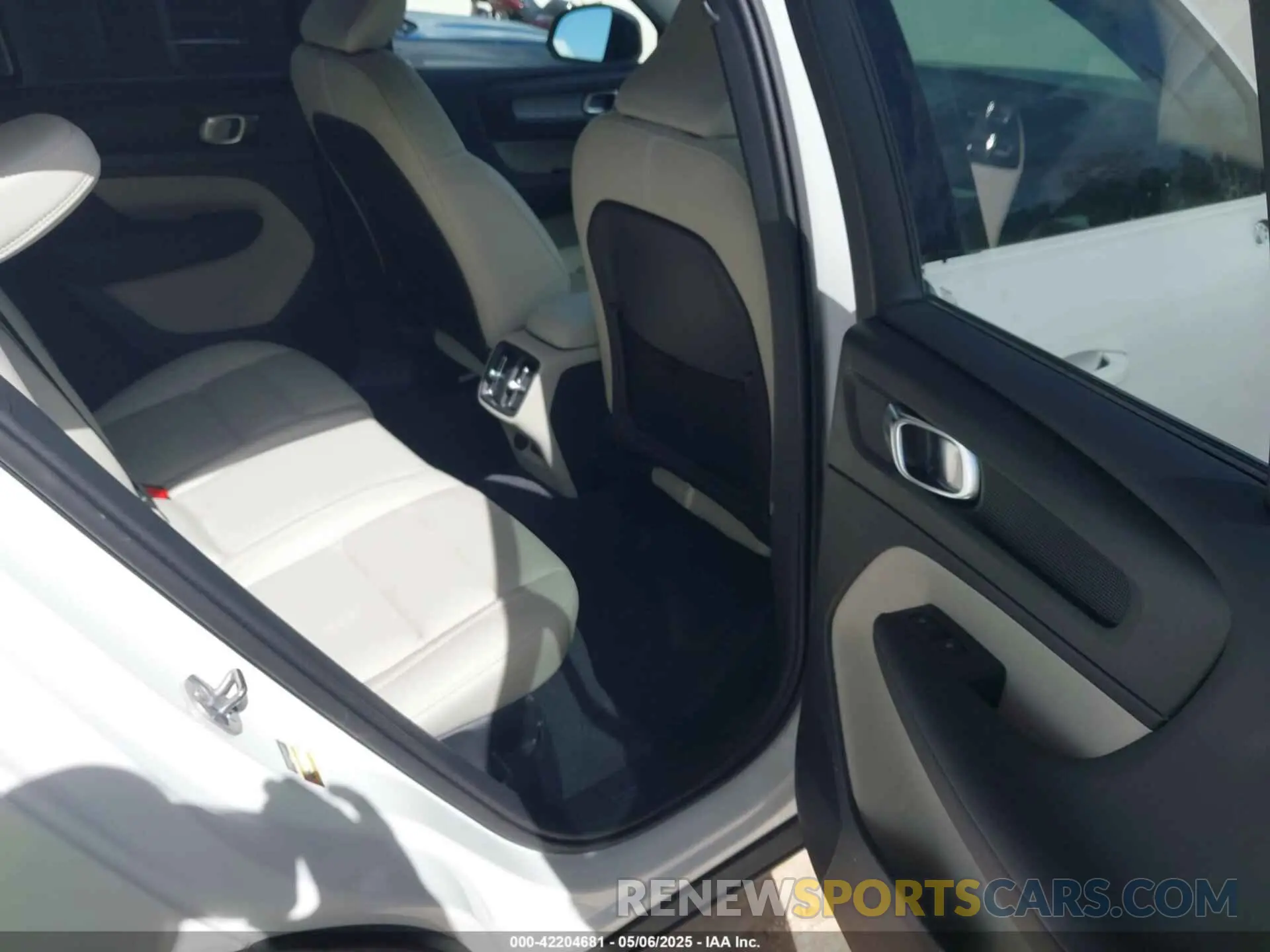 8 fotografías del automóvil dañado YV4L12UL7R2215271 VOLVO XC40 2024