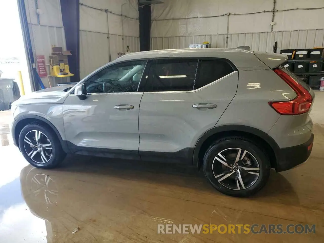 2 fotografías del automóvil dañado YV4L12UK0R2285024 VOLVO XC40 CORE 2024