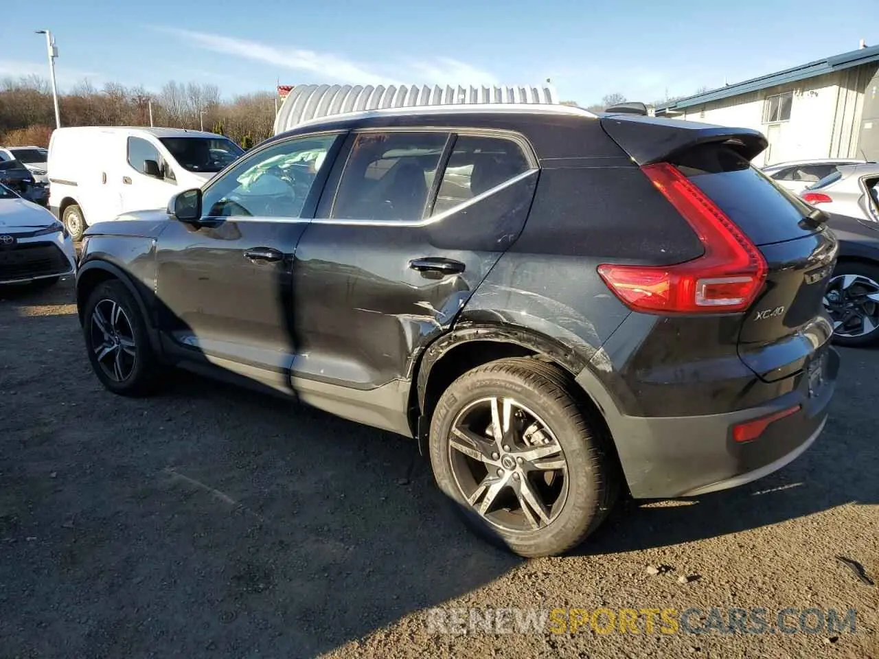 2 fotografías del automóvil dañado YV4L12UK0R2336862 VOLVO XC40 CORE 2024