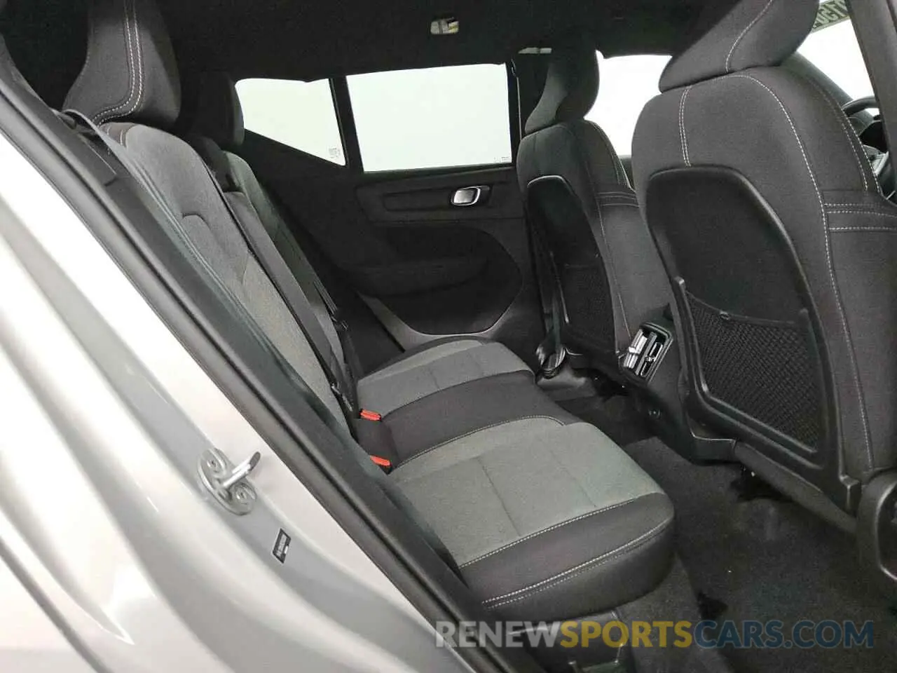 11 fotografías del automóvil dañado YV4L12UK0R2343309 VOLVO XC40 CORE 2024