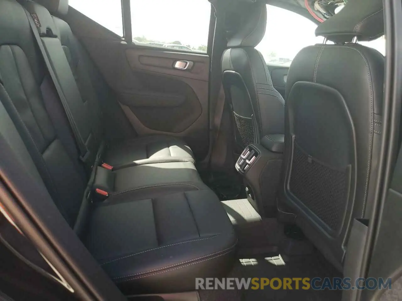 11 fotografías del automóvil dañado YV4L12UE1R2363739 VOLVO XC40 PLUS 2024