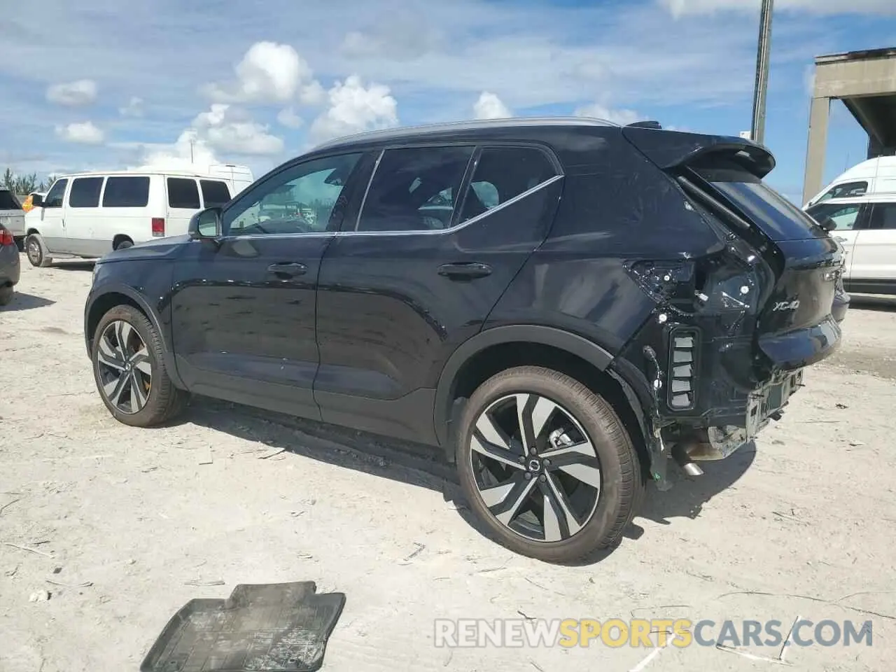 2 fotografías del automóvil dañado YV4L12UE1R2363739 VOLVO XC40 PLUS 2024