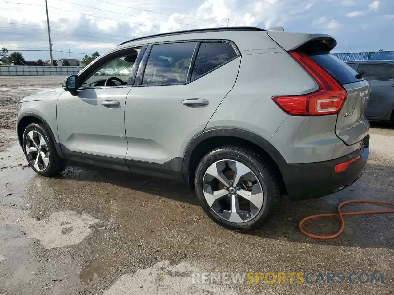 2 fotografías del automóvil dañado YV4L12UL2R2245567 VOLVO XC40 PLUS 2024