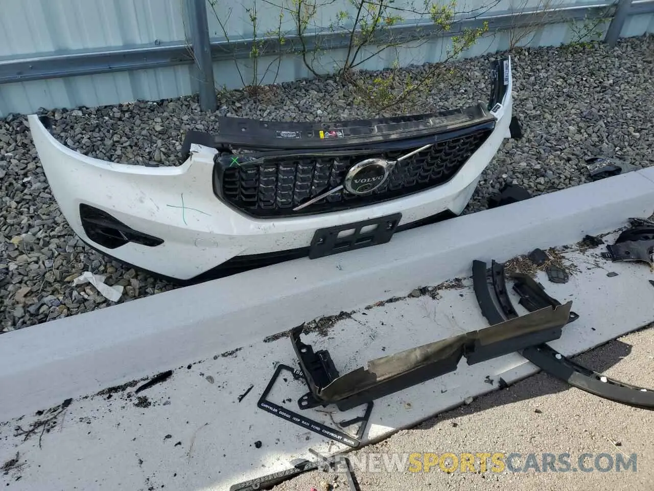 12 fotografías del automóvil dañado YV4L12UL8R2341509 VOLVO XC40 PLUS 2024
