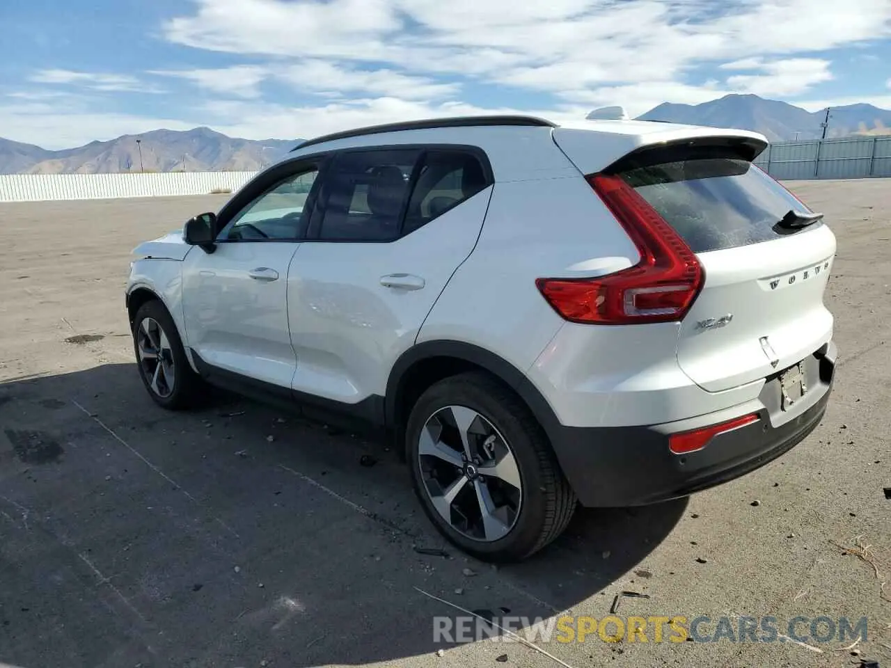 2 fotografías del automóvil dañado YV4L12UL8R2341509 VOLVO XC40 PLUS 2024