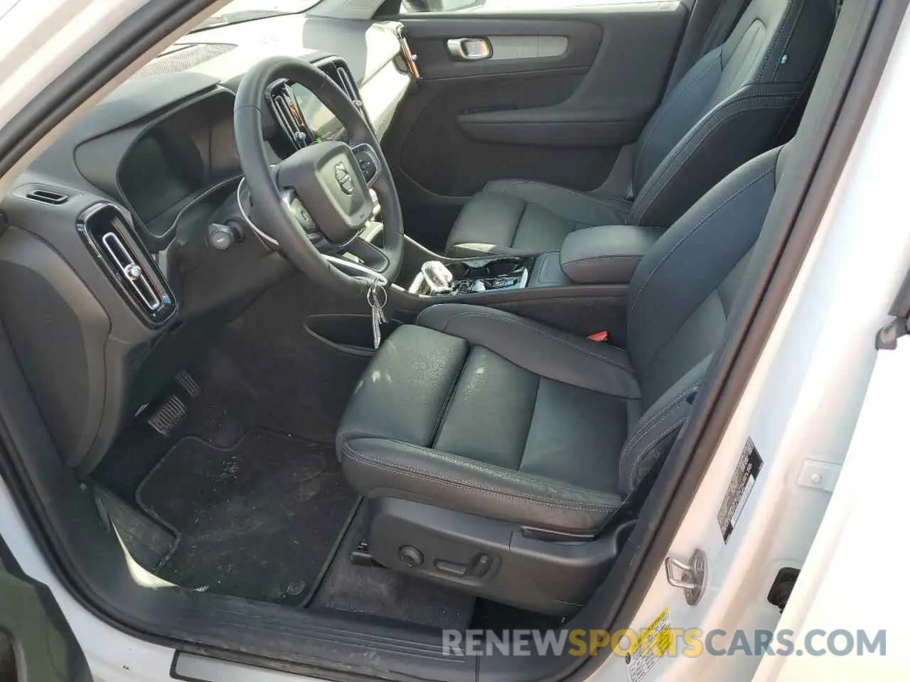 7 fotografías del automóvil dañado YV4L12UL8R2341509 VOLVO XC40 PLUS 2024