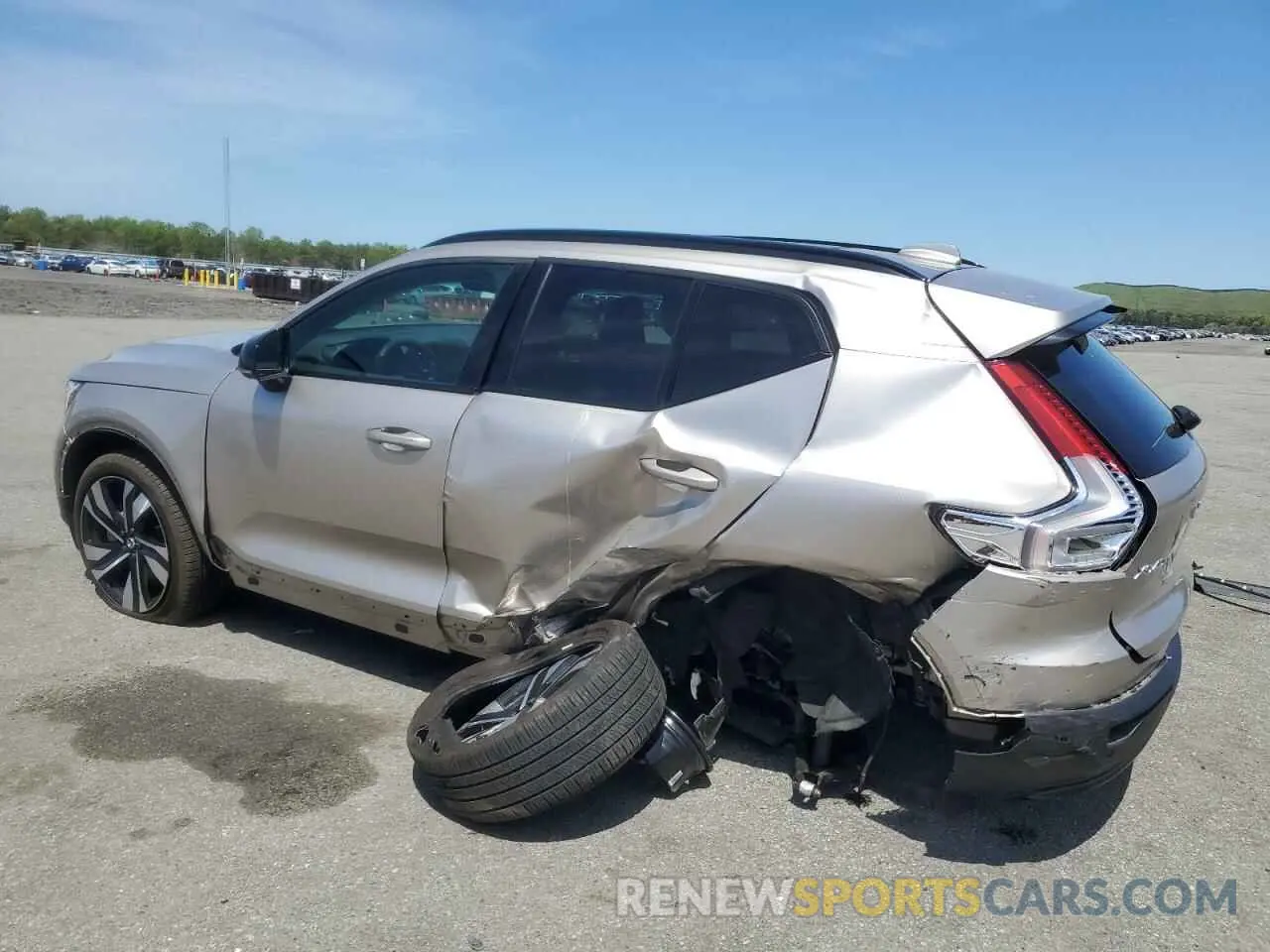 2 fotografías del automóvil dañado YV4L12ULXR2226152 VOLVO XC40 PLUS 2024