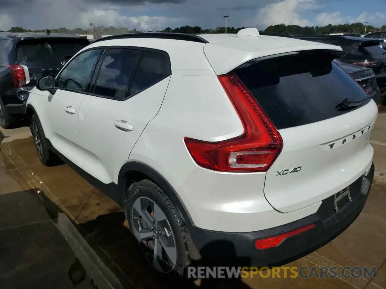 2 fotografías del automóvil dañado YV4L12ULXR2314263 VOLVO XC40 PLUS 2024