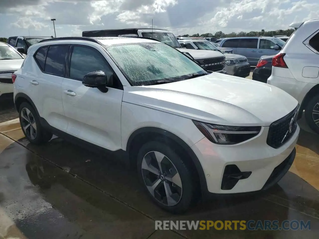 4 fotografías del automóvil dañado YV4L12ULXR2314263 VOLVO XC40 PLUS 2024