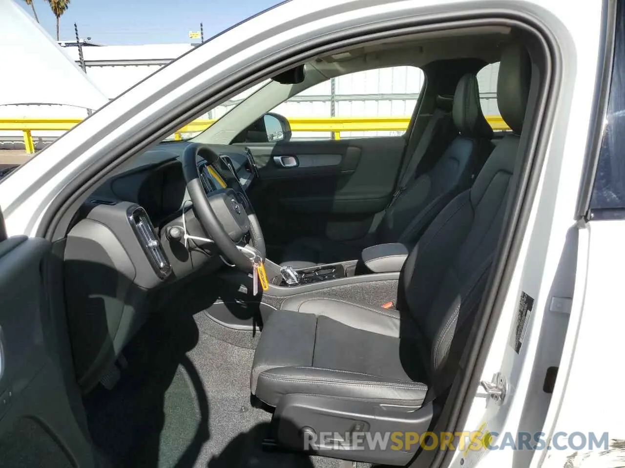 7 fotografías del automóvil dañado YV4L12UC8S2500874 VOLVO XC40 PLUS 2025