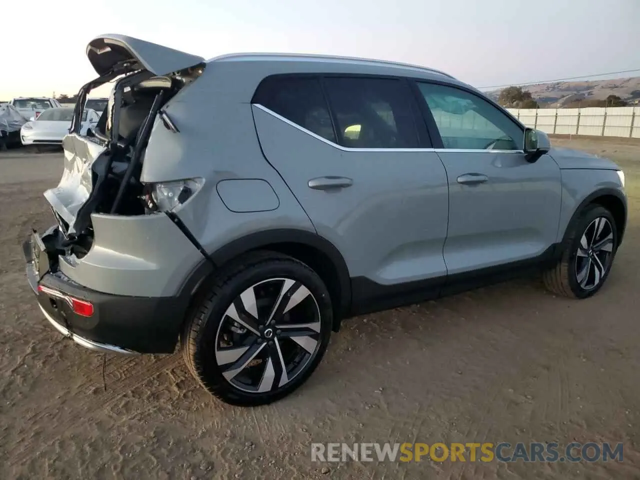 3 fotografías del automóvil dañado YV4L12UE2S2504453 VOLVO XC40 PLUS 2025