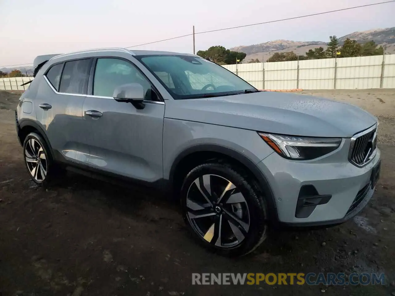 4 fotografías del automóvil dañado YV4L12UE2S2504453 VOLVO XC40 PLUS 2025