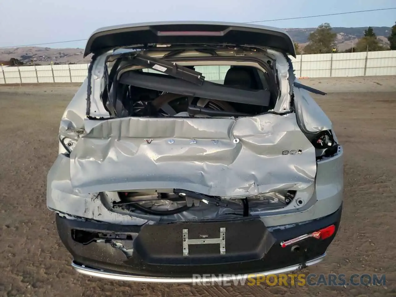 6 fotografías del automóvil dañado YV4L12UE2S2504453 VOLVO XC40 PLUS 2025