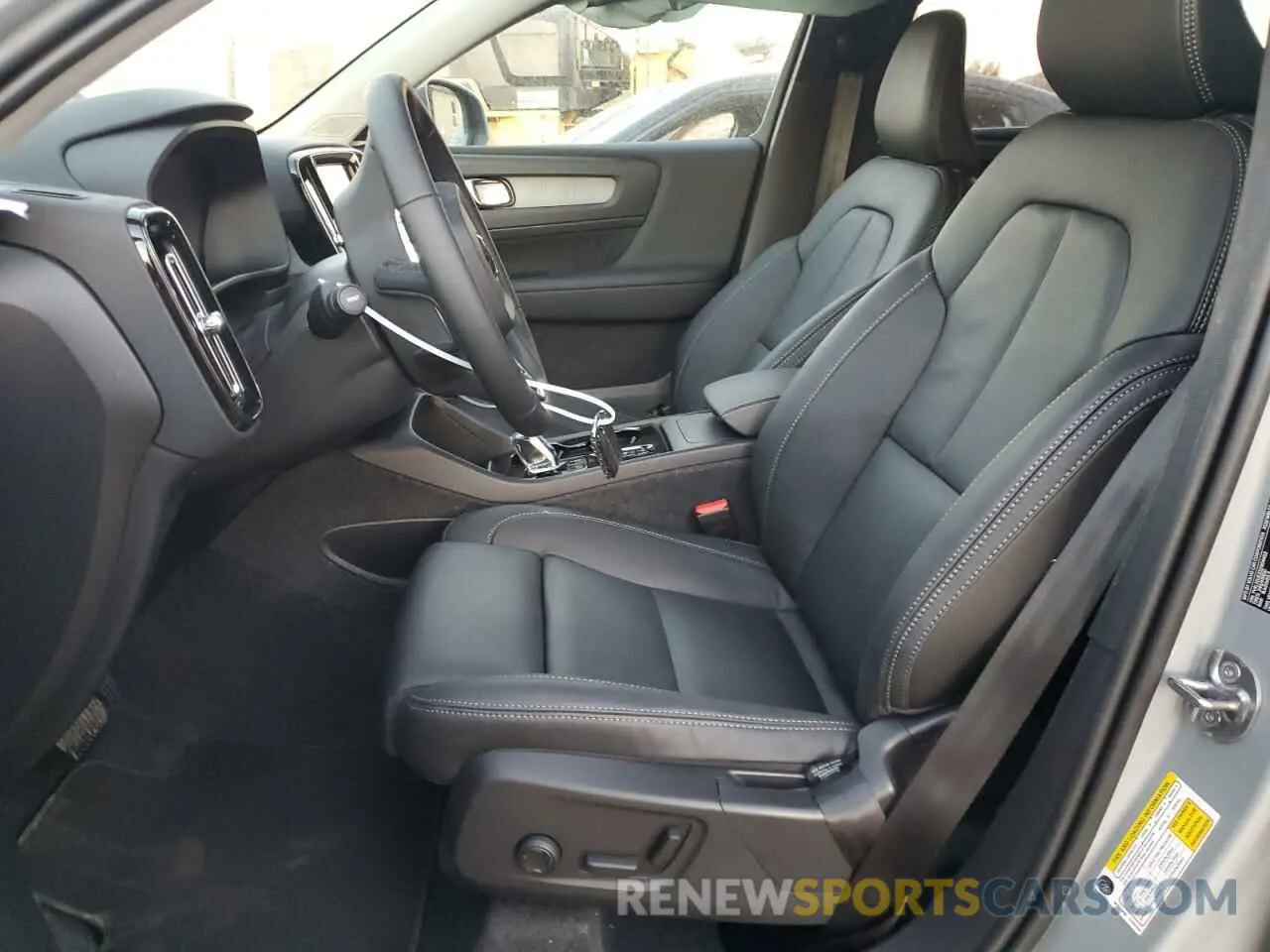 7 fotografías del automóvil dañado YV4L12UE2S2504453 VOLVO XC40 PLUS 2025