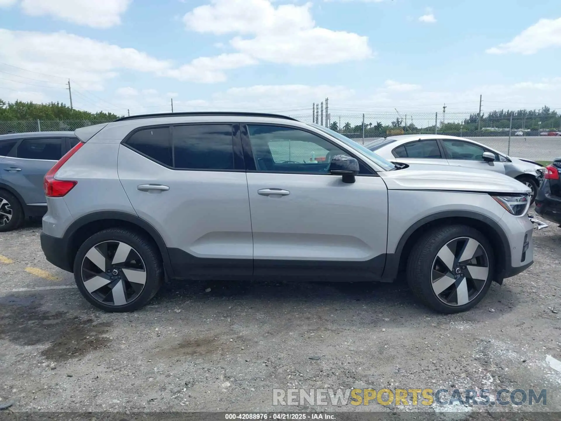 13 fotografías del automóvil dañado YV4ED3UM5P2029904 VOLVO XC40 RECHARGE PURE ELECTRIC 2023