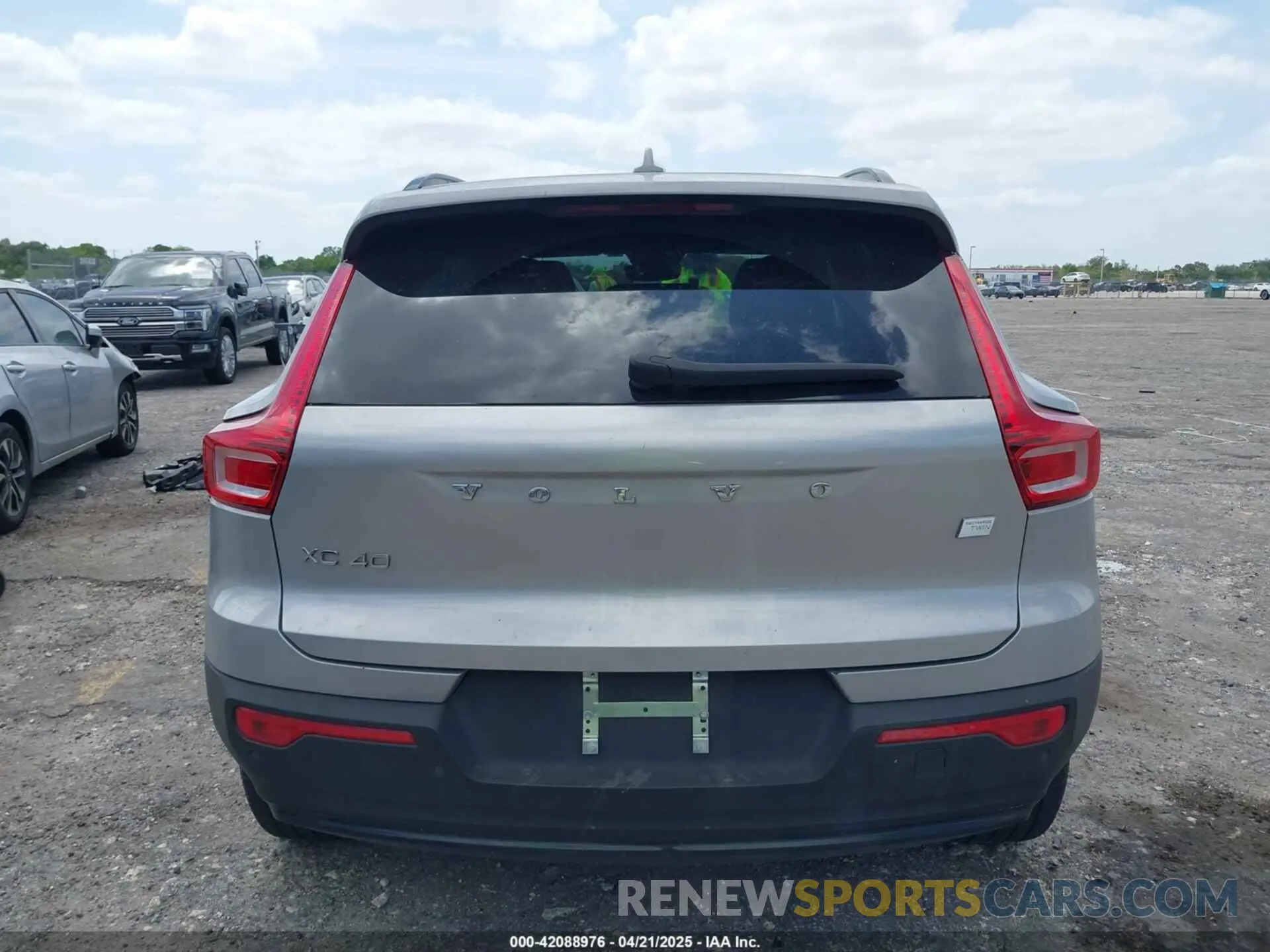 16 fotografías del automóvil dañado YV4ED3UM5P2029904 VOLVO XC40 RECHARGE PURE ELECTRIC 2023