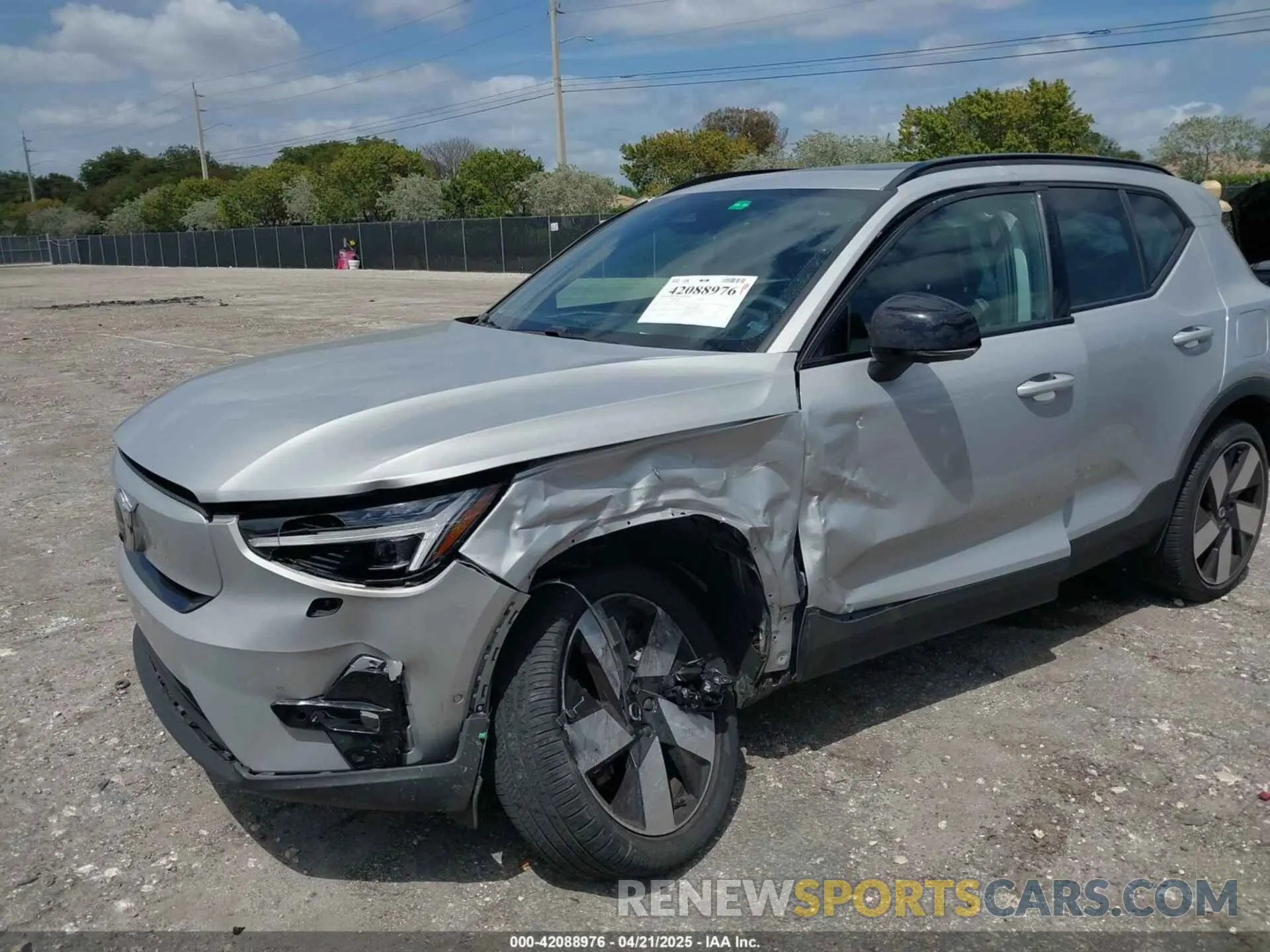 2 fotografías del automóvil dañado YV4ED3UM5P2029904 VOLVO XC40 RECHARGE PURE ELECTRIC 2023