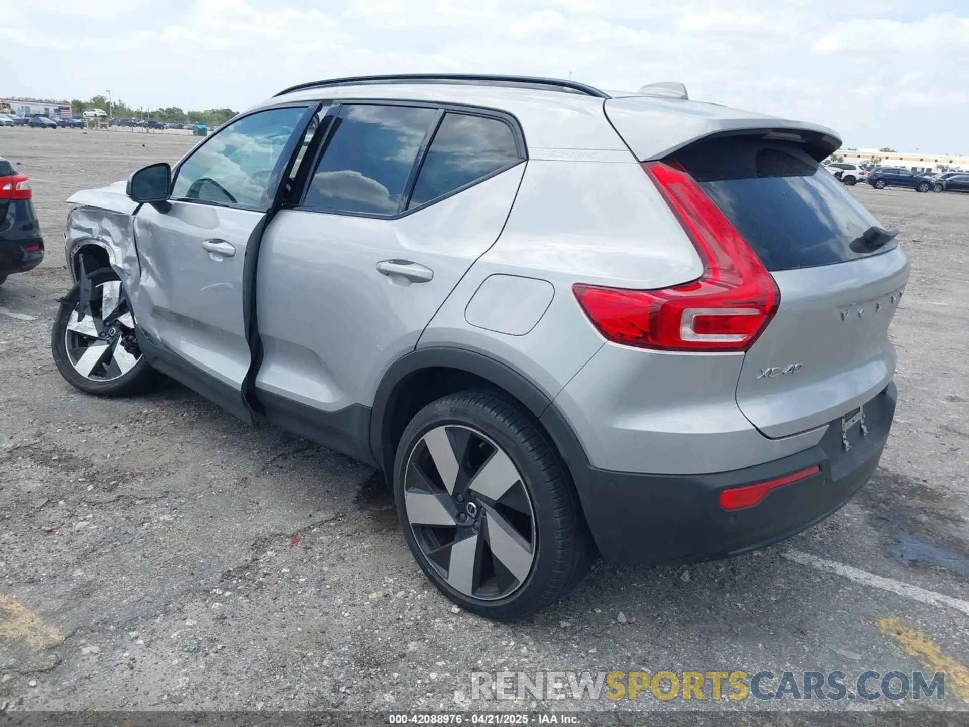 3 fotografías del automóvil dañado YV4ED3UM5P2029904 VOLVO XC40 RECHARGE PURE ELECTRIC 2023