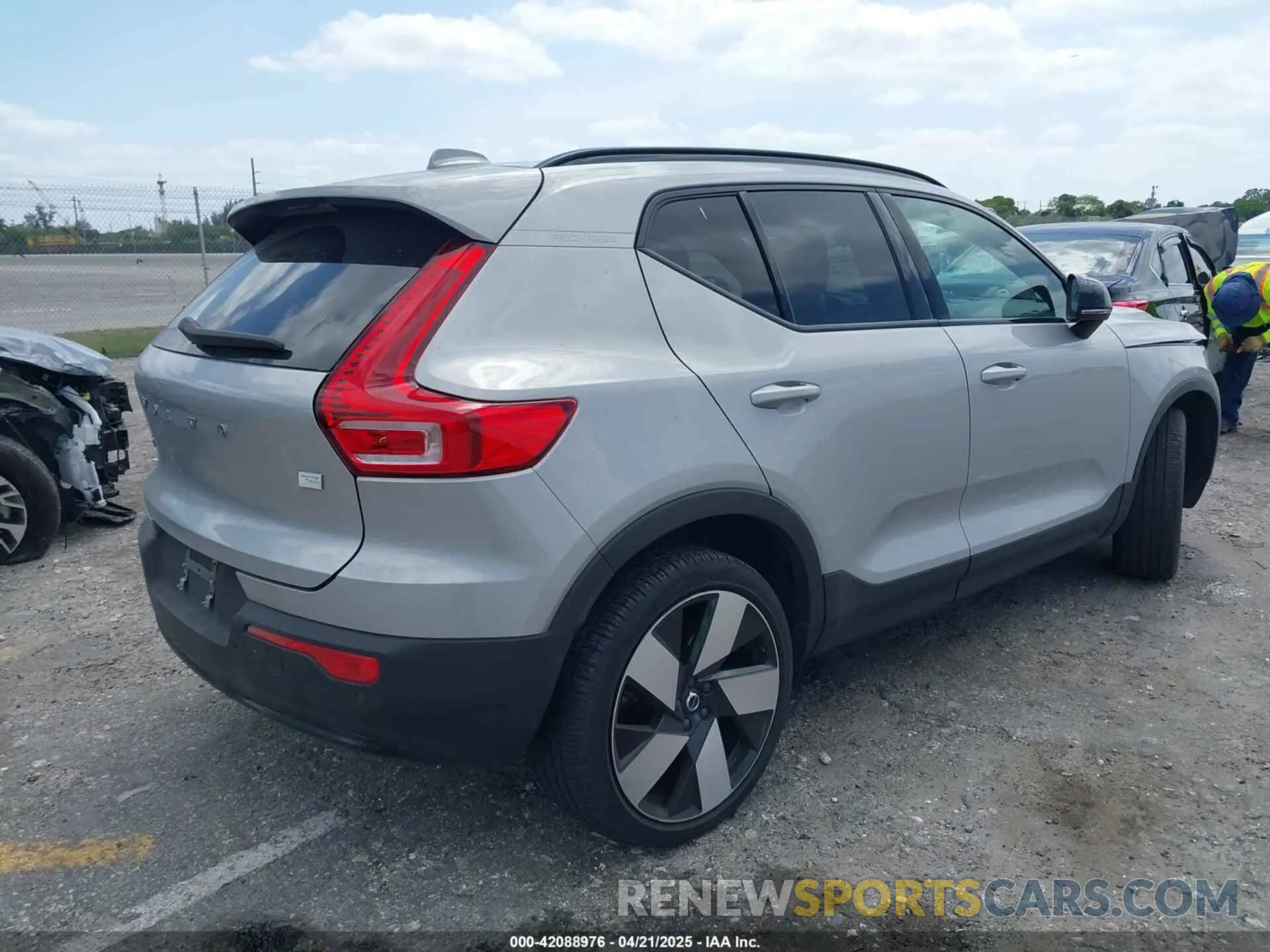 4 fotografías del automóvil dañado YV4ED3UM5P2029904 VOLVO XC40 RECHARGE PURE ELECTRIC 2023