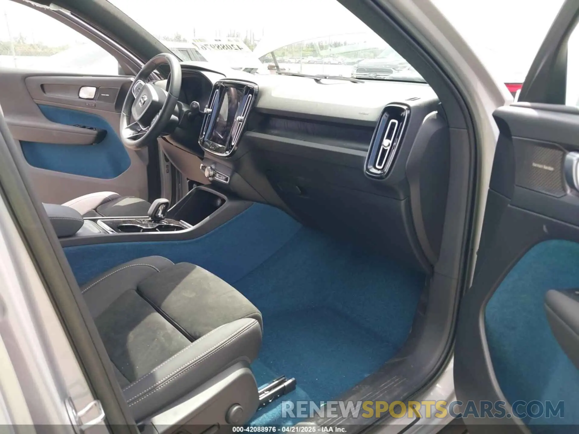 5 fotografías del automóvil dañado YV4ED3UM5P2029904 VOLVO XC40 RECHARGE PURE ELECTRIC 2023