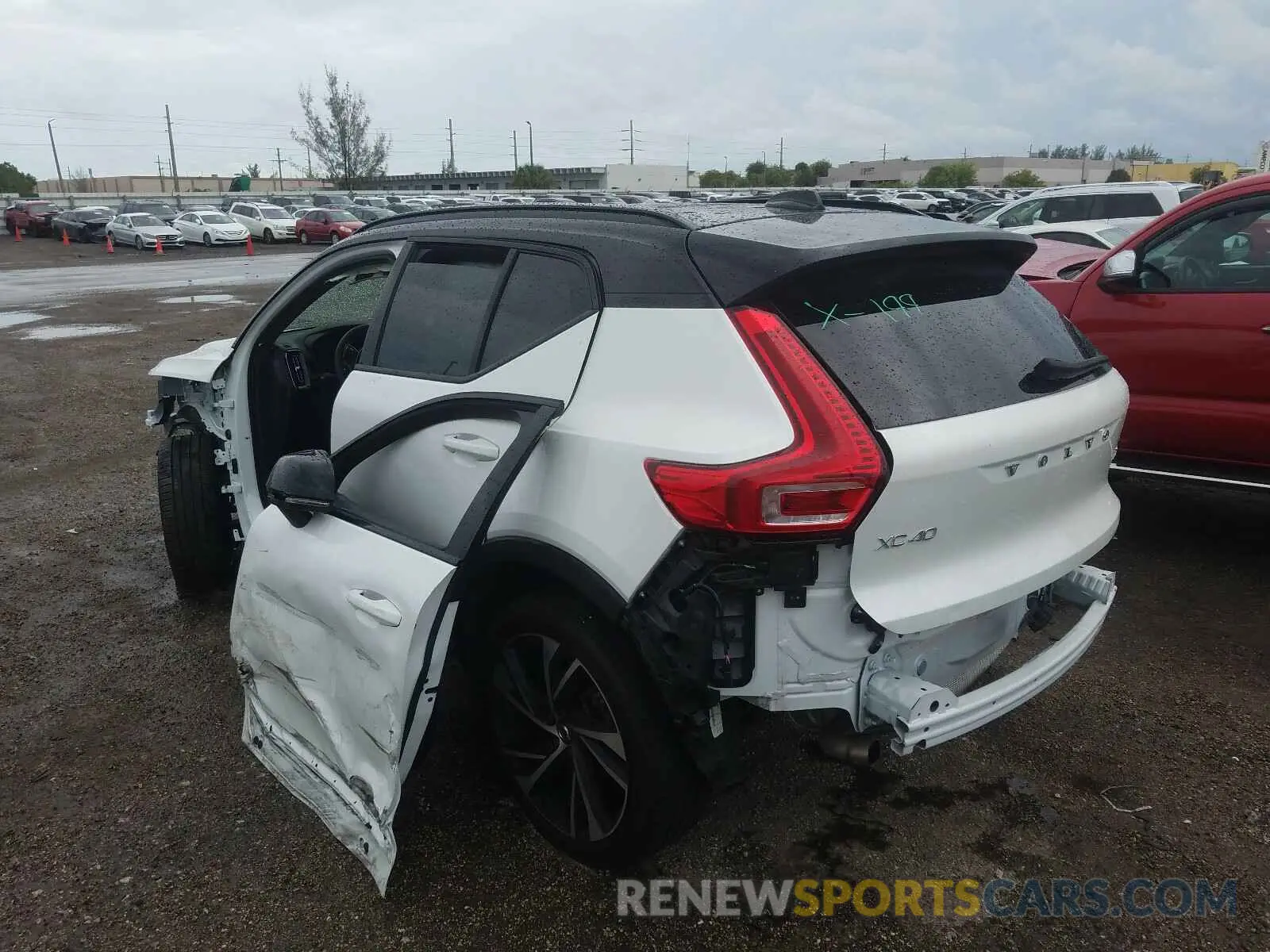 3 fotografías del automóvil dañado YV4AC2HM3K2075004 VOLVO XC40 T4 R- 2019