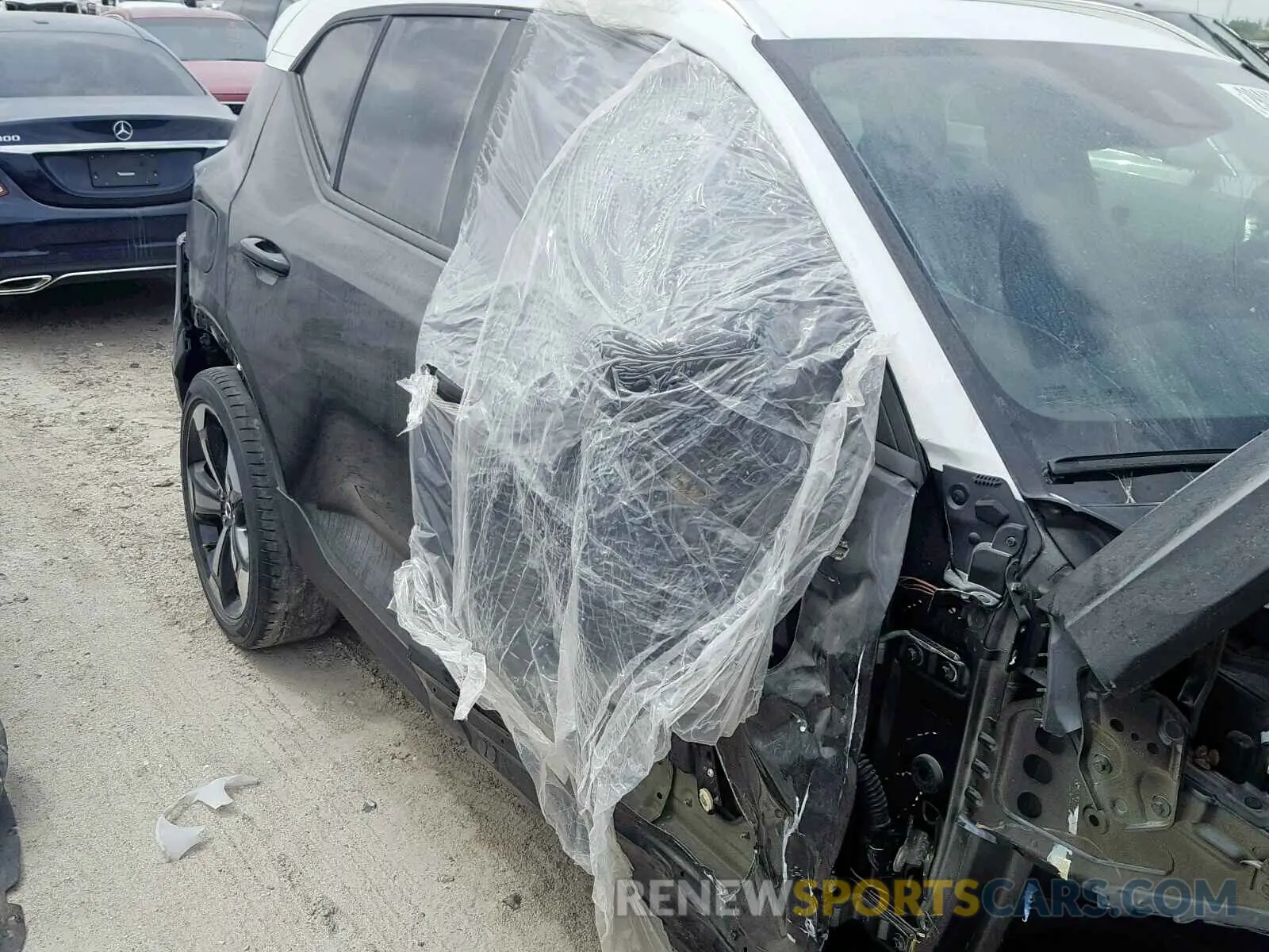9 fotografías del automóvil dañado YV4162UK2K2057993 VOLVO XC40 T5 2019