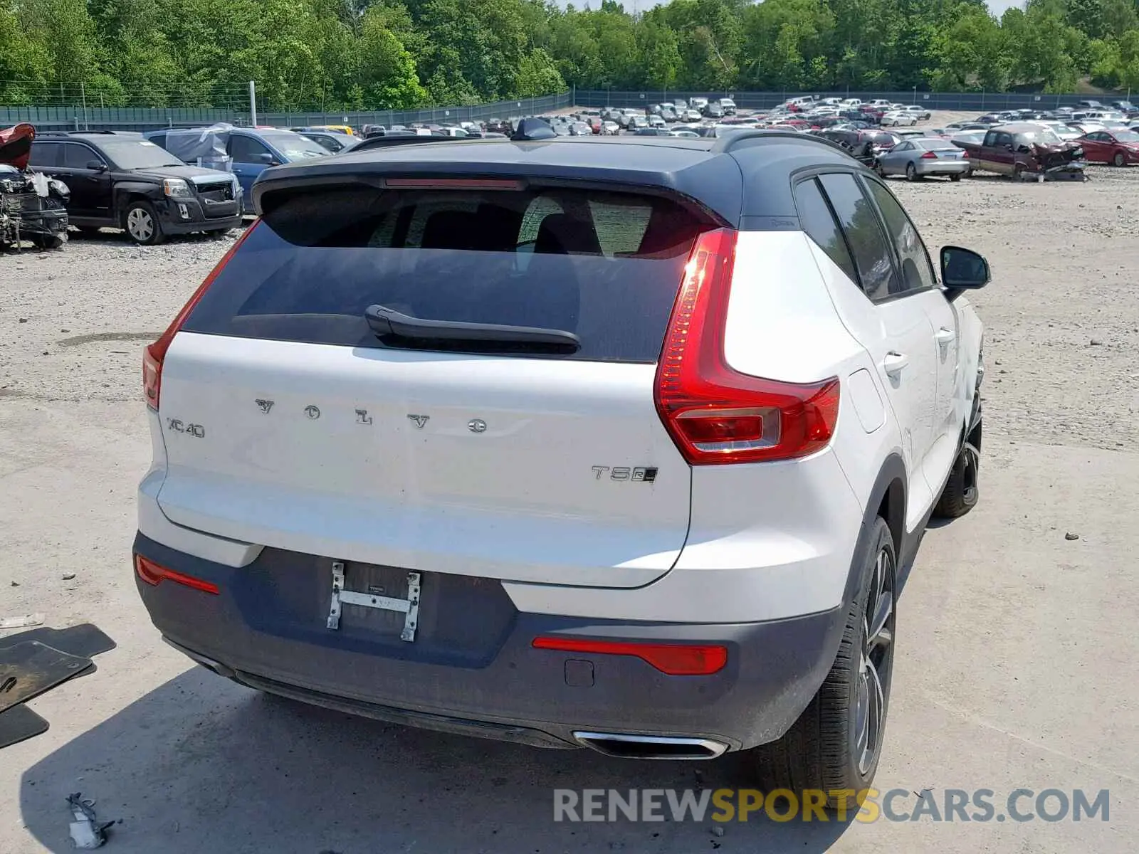 4 fotografías del automóvil dañado YV4162UM0K2053636 VOLVO XC40 T5 2019