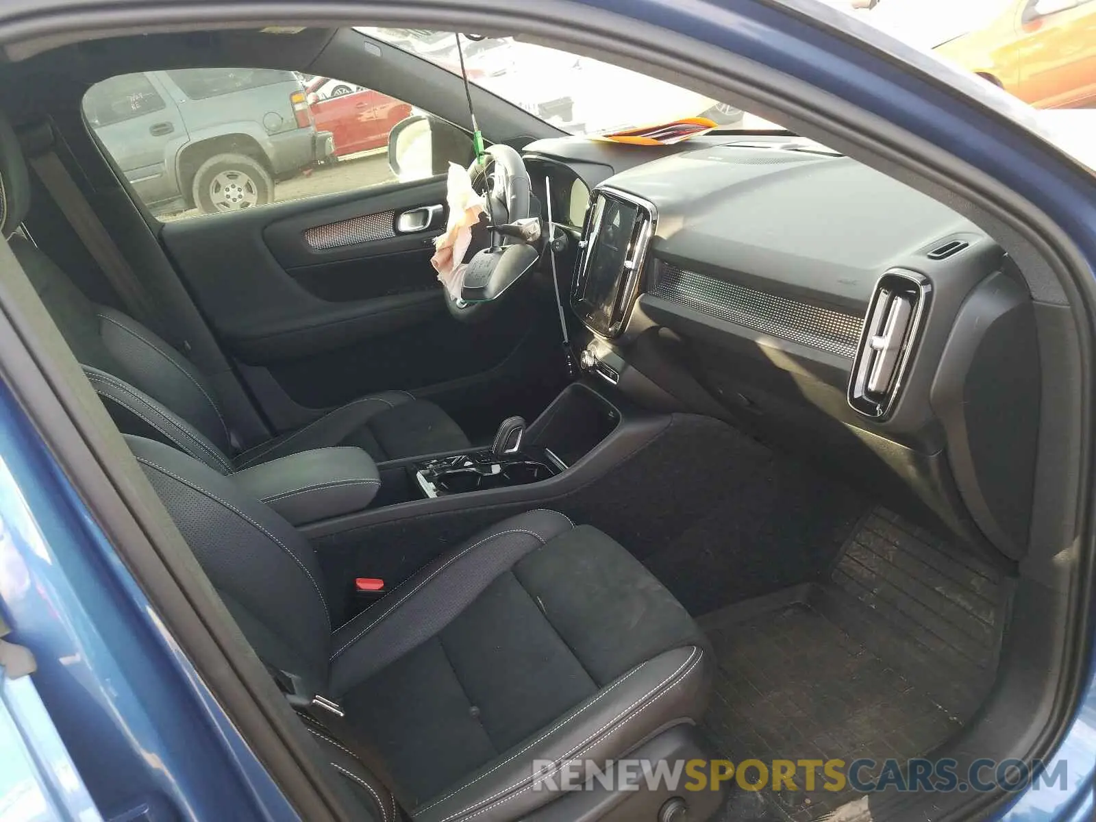 5 fotografías del automóvil dañado YV4162UM2K2111097 VOLVO XC40 T5 R- 2019