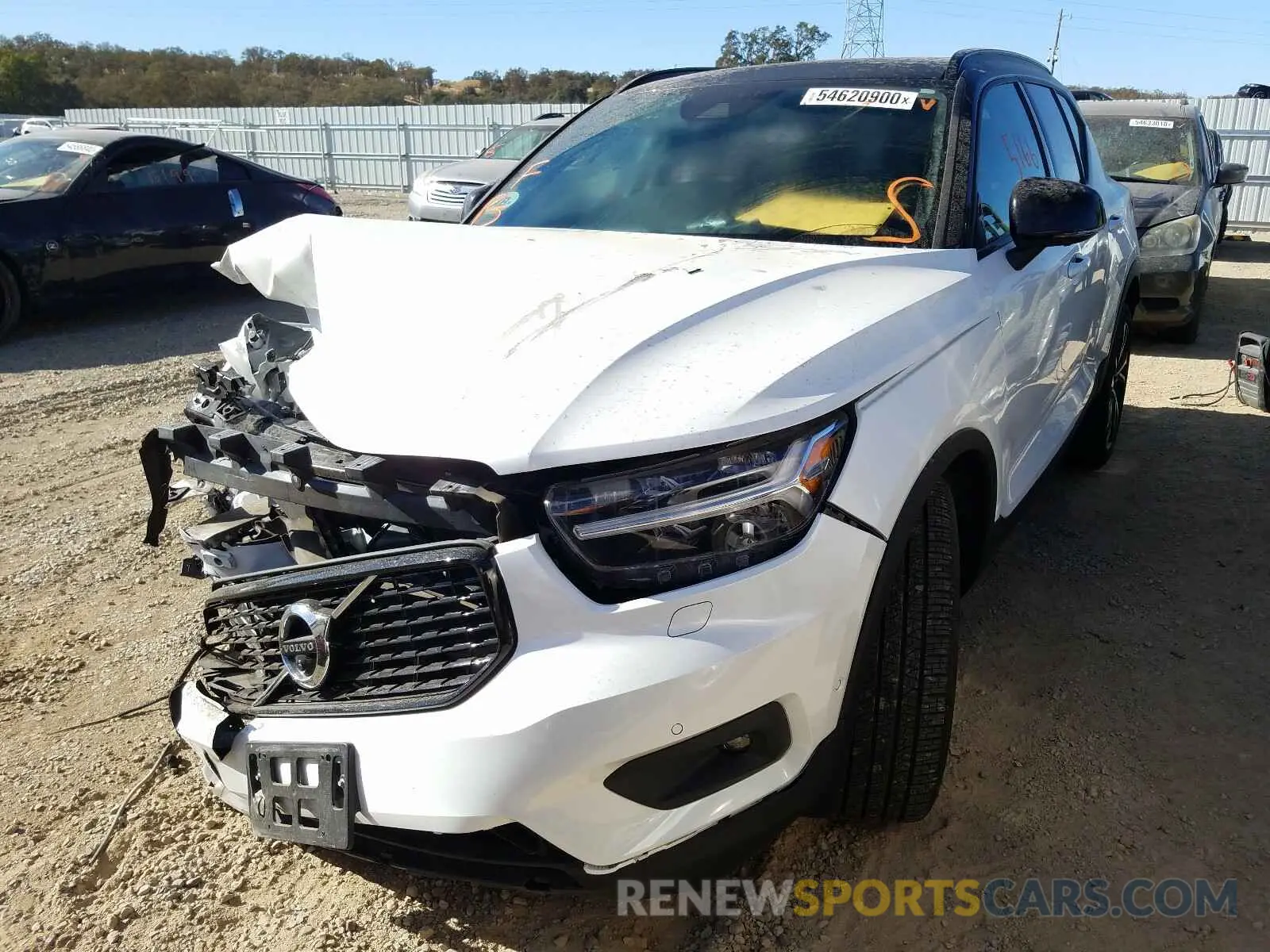 2 fotografías del automóvil dañado YV4162UM7L2276290 VOLVO XC40 T5 R- 2020