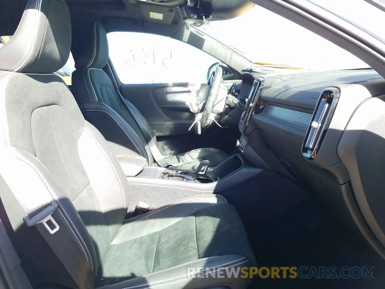 5 fotografías del automóvil dañado YV4162UM7L2276290 VOLVO XC40 T5 R- 2020