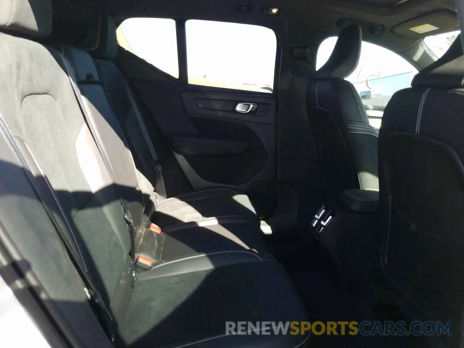 6 fotografías del automóvil dañado YV4162UM7L2276290 VOLVO XC40 T5 R- 2020