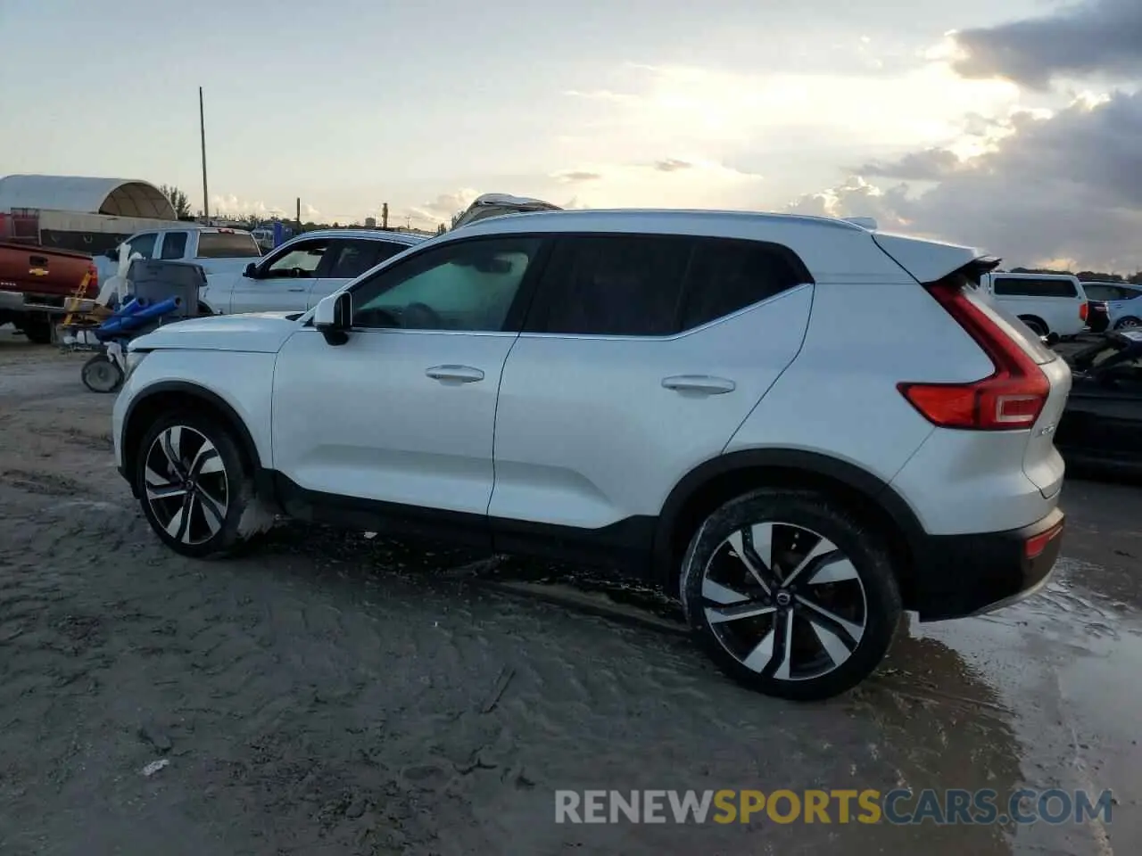 2 fotografías del automóvil dañado YV4L12UF7P2032461 VOLVO XC40 ULTIM 2023