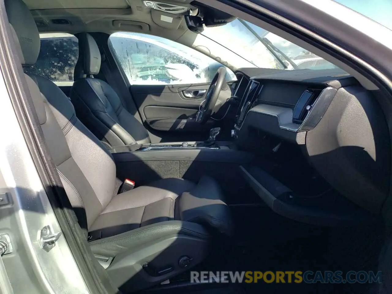 5 fotografías del automóvil dañado LYV102DL2KB238040 VOLVO XC60 2019